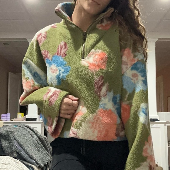 Urban Outfitters Cropped Green Floral Fleece - Picture 4 of 5
